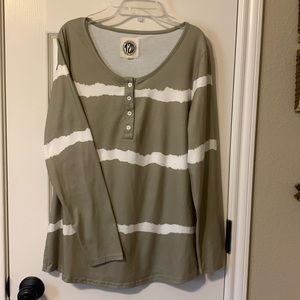 Tees2urDoor Women’s fall tunic in a beautiful sage & white striped pattern. EUC